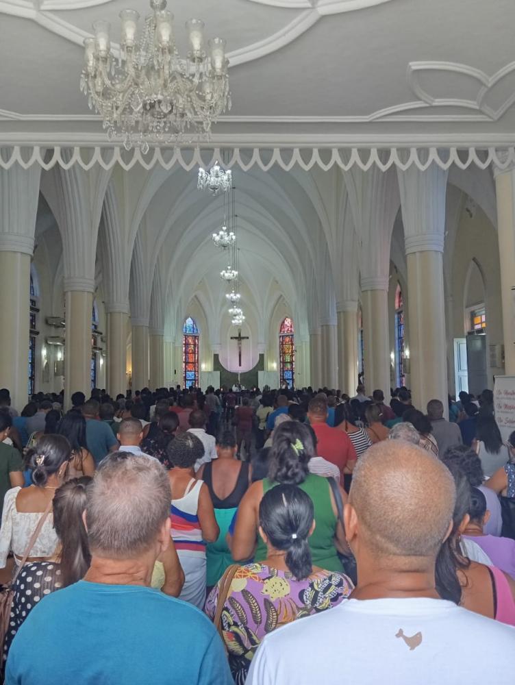 Após confusão, missa prosseguiu normalmente. (Foto: Edna Brito/Conectado News) 