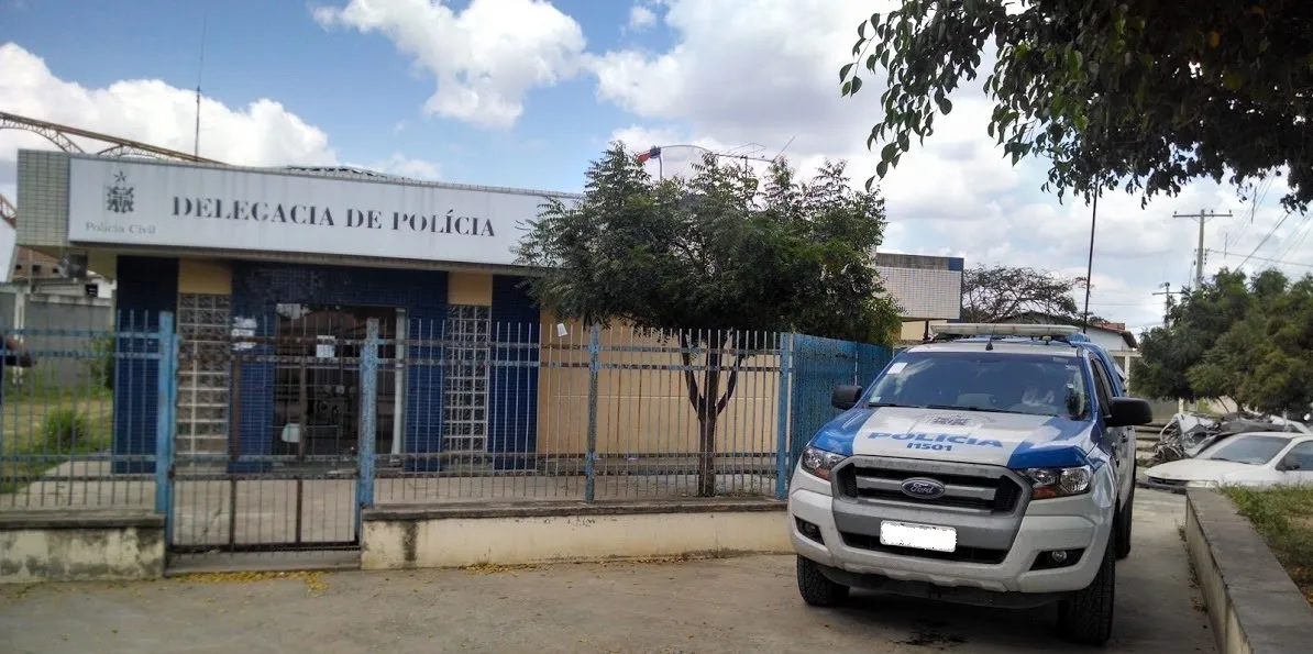 Homem é preso por esfaquear ex-companheira e atual namorado 