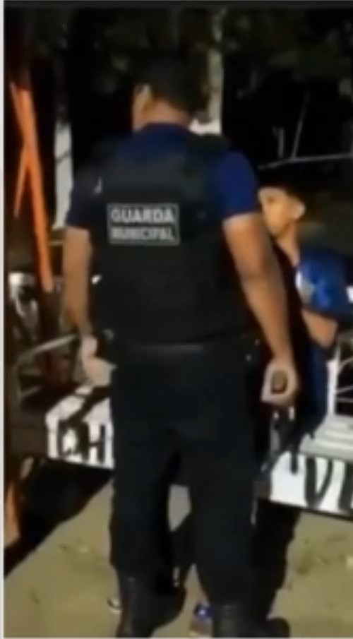 Guarda Municipal armado agride adolescente