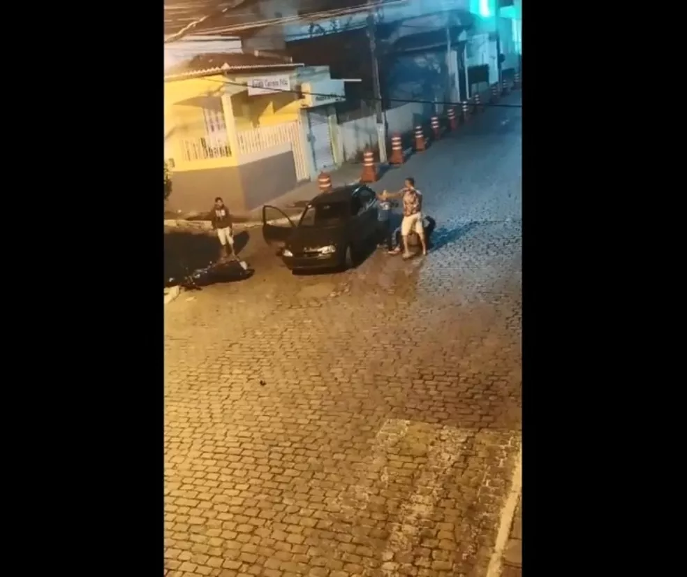 Funcionário público é flagrado agredindo casal em briga de trânsito na Bahia