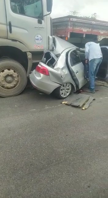 Colisão entre dois caminhões e um carro deixa um ferido na BR 324