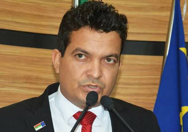 Advogado bolsonarista desobedece diretriz do judiciário e causa confusão em tribunal