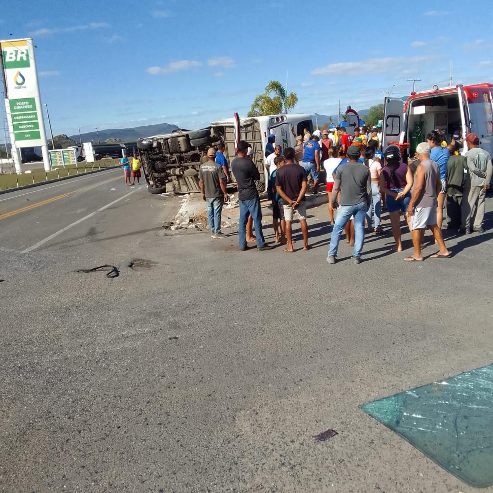 Ônibus da empresa Transoares colide com carreta e deixa 3 pessoas feridas