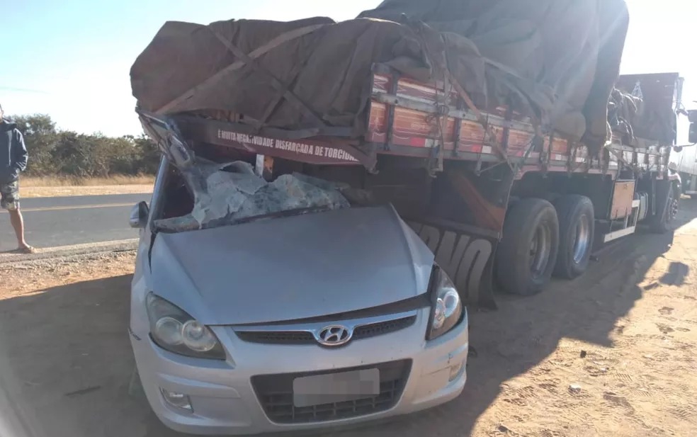 Acidente envolvendo dois veículos mata uma pessoa