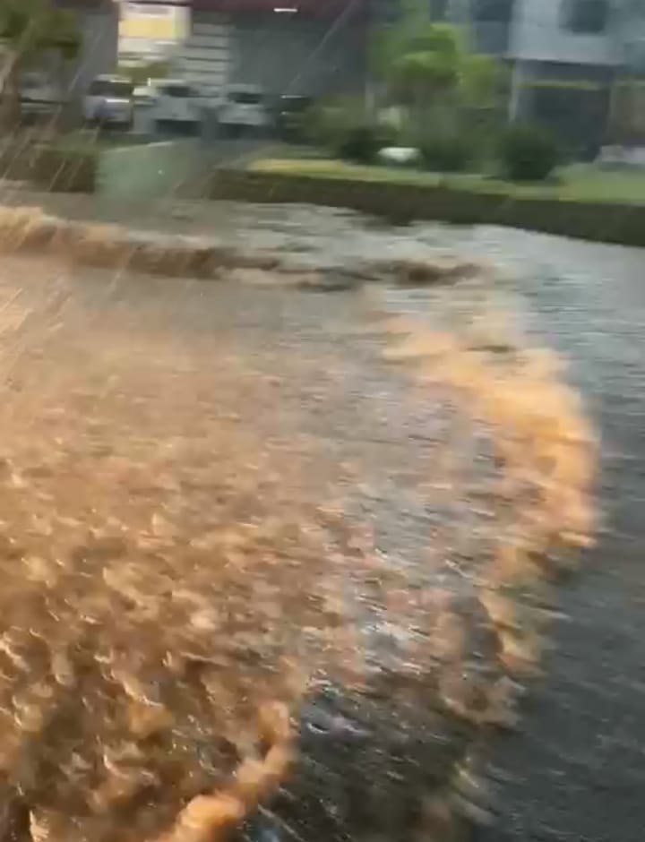 Chuva forte deixa casas e hospital inundados em Jacobina 