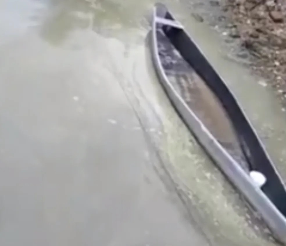 Mancha verde aparece em rio na Bahia 