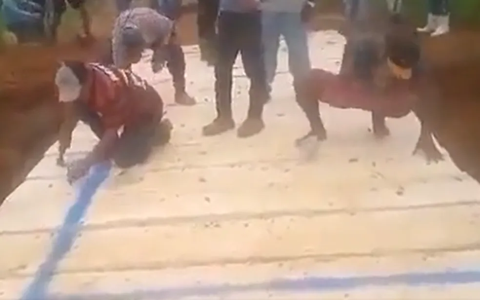 Moradores de Itamaraju reconstroem ponte que teve serviço negado pela prefeitura; segundo moradores, prefeito mandou fazer o L