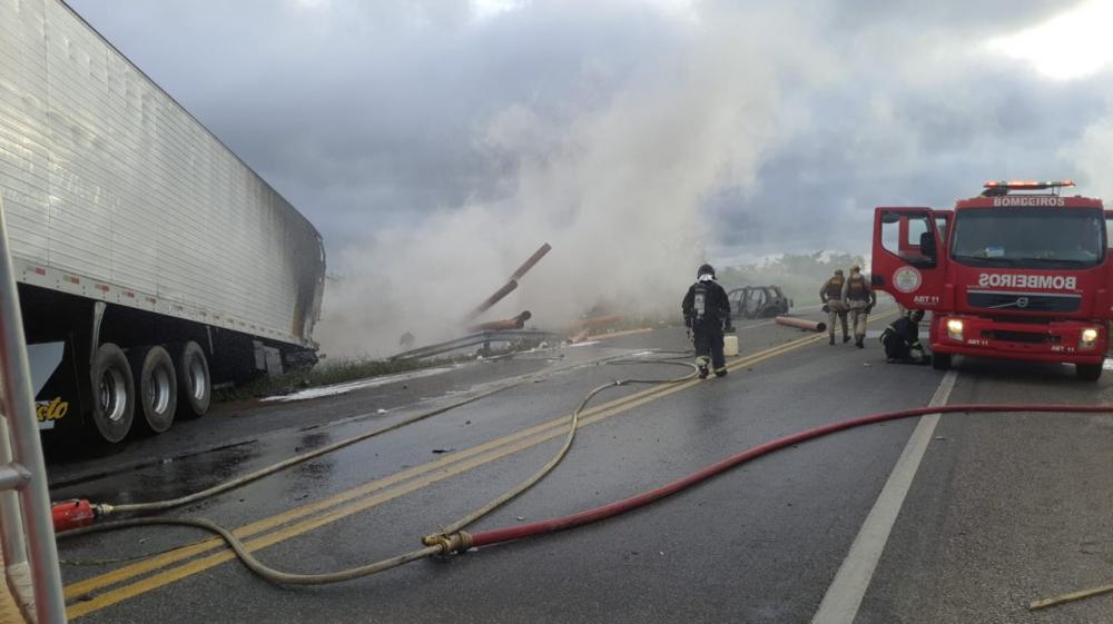 Acidente entre dois caminhões e um carro mata 04 pessoas na BR 116