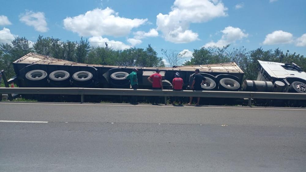 Carreta tomba na BR 116 próximo a Santo Estevão