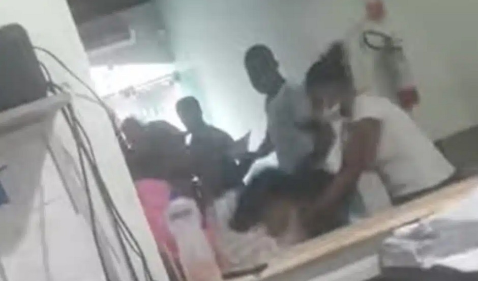 Médico e paciente brigam por demora no atendimento em clínica na Bahia