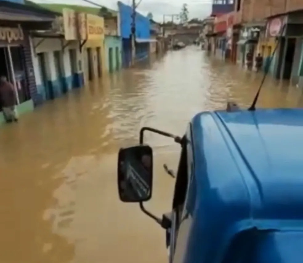 Chuva causa alagamentos em Medeiros Neto na Bahia