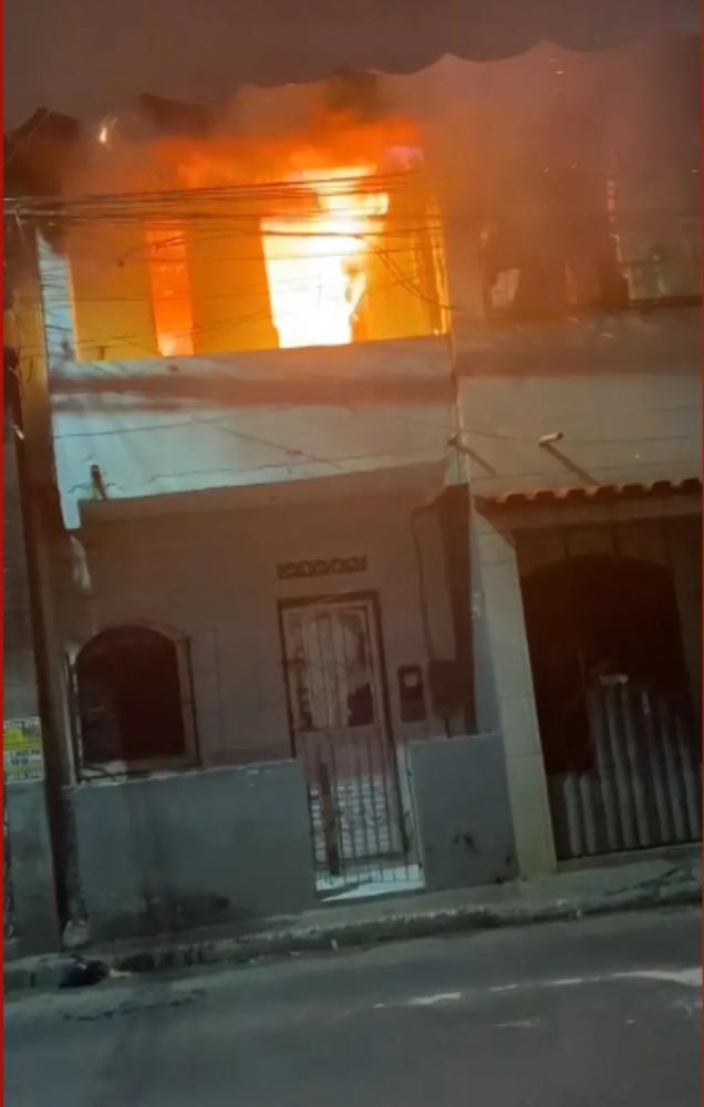 Incêndio destrói casa após poste pegar fogo