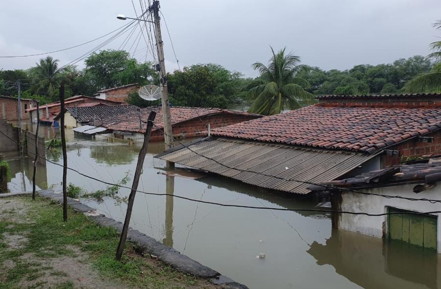 Chuvas elevam nível dos rios e casas ficam debaixo d'água em Jequié
