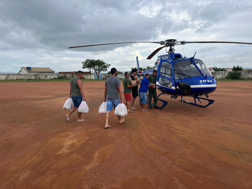 Famílias isoladas por causa das chuvas na Bahia recebem ajuda via helicóptero