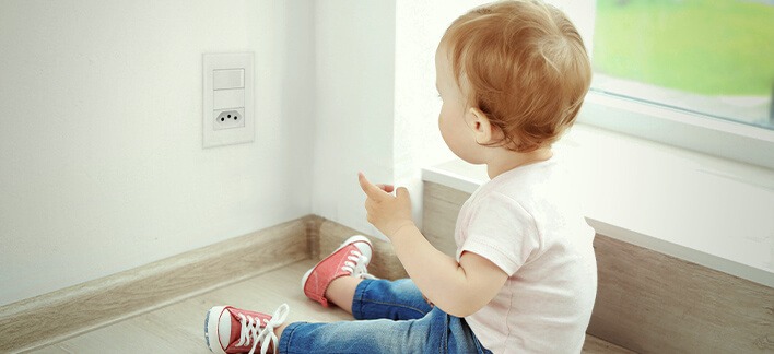 Saiba os cuidados para evitar acidentes com crianças e a rede elétrica