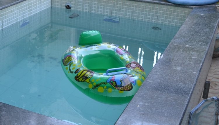 Criança morre afogada em piscina