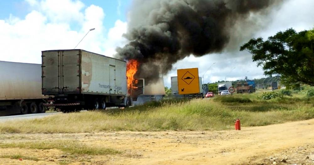 Incêndio atinge caminhão que transportava mercadorias do Mercado Livre na BR116