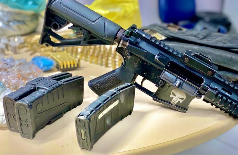 PM apreende fuzil, granadas, revólveres ,colete e drogas em Feira de Santana