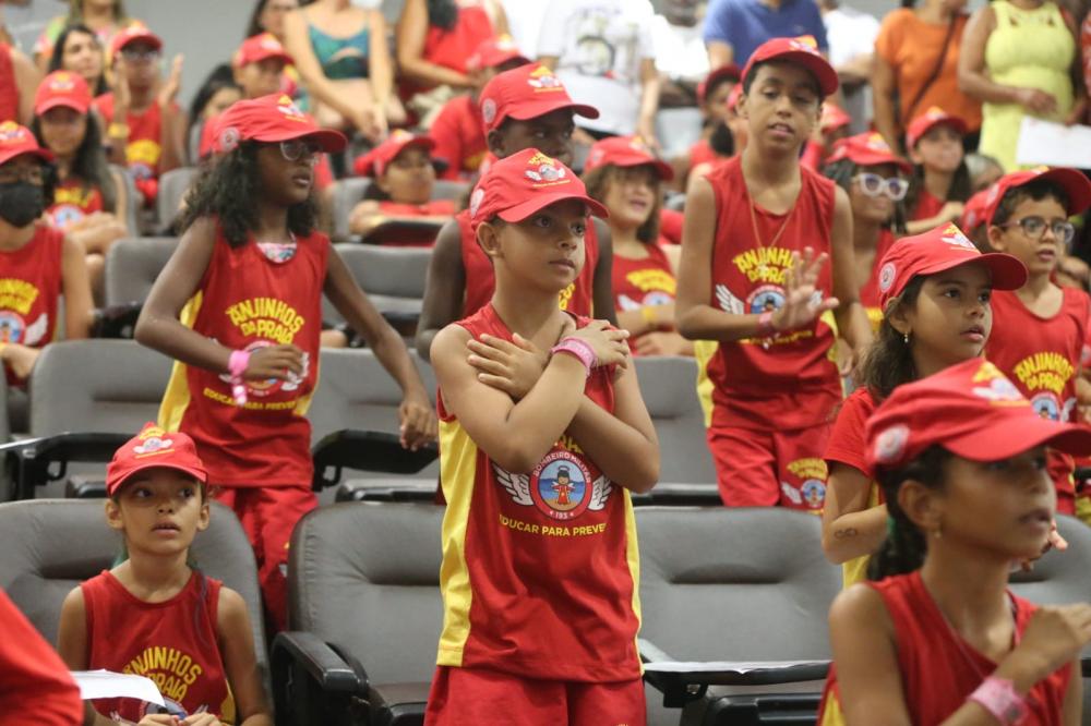 Mais de 100 receberam certificado do projeto Anjinhos da Praia na Bahia