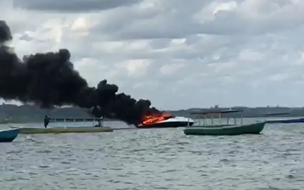 Lancha pega fogo na Ilha de Maré