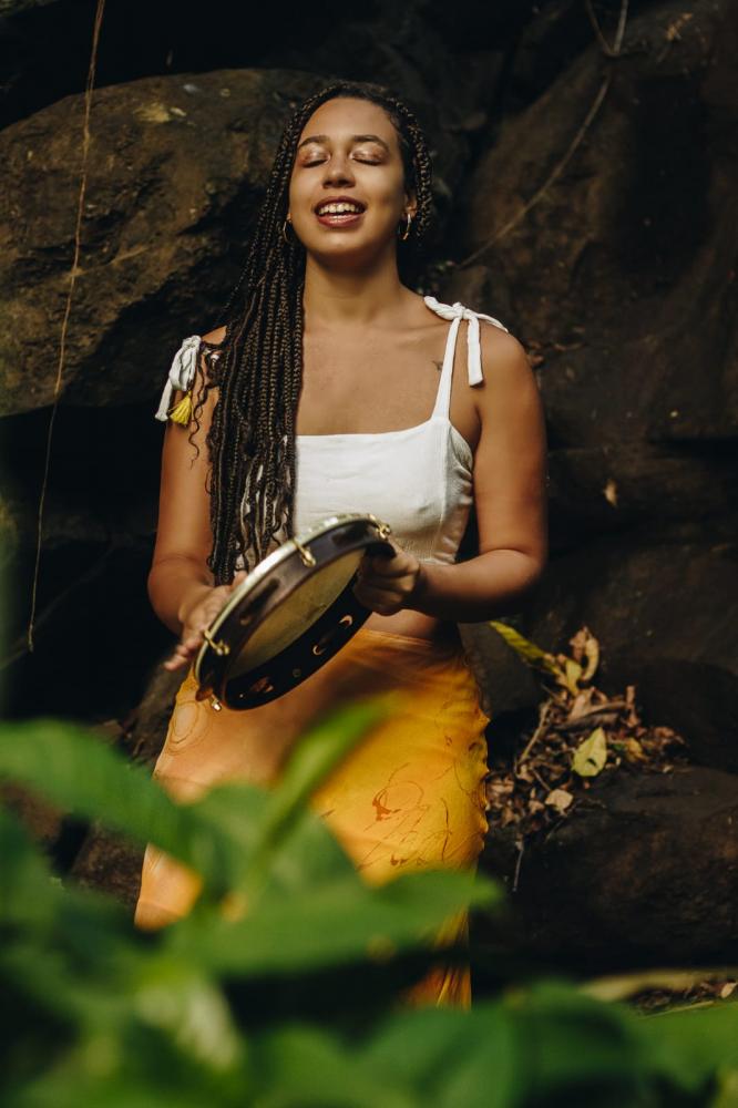 A cantora e compositora feirense Maria Struduth se prepara para o lançamento de mais um single, no dia 08 de março, data que marca o Dia Internacional da Mulher. A música “Olhai, Mamãe Oxum”, que sucede o single “O Menino Vento”, de 2021, é uma parceria