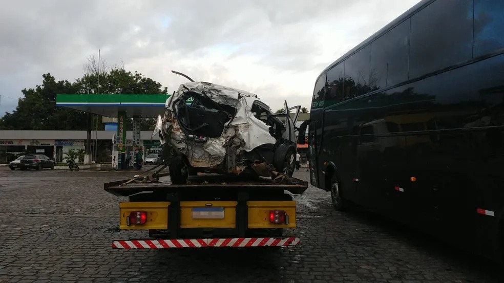 Colisão entre carro e ônibus de banda mata jovem na BR 101