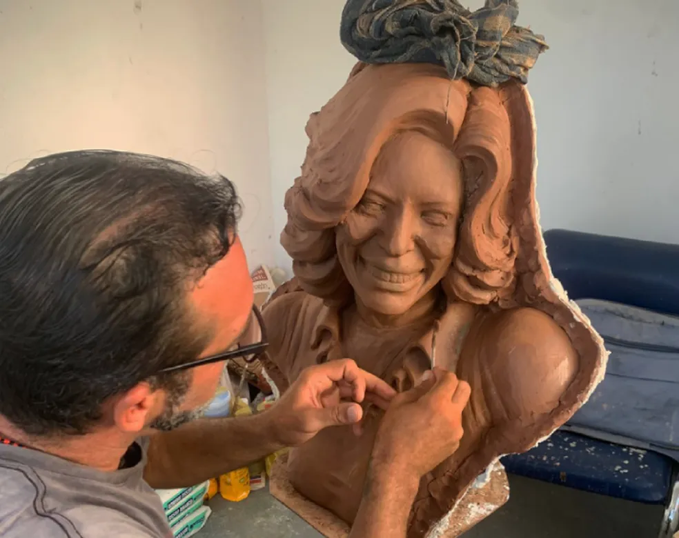 Praça da Bahia ganha busto em homenagem a repórter Gloria Maria