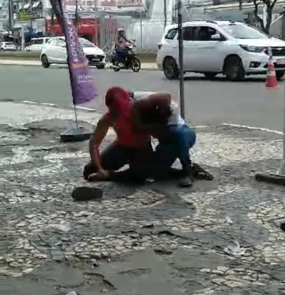 Vídeo: Mulheres trocam socos na Getúlio Vargas, em Feira de Santana