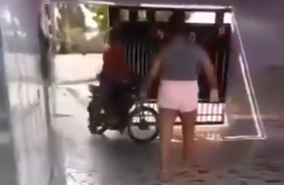 Mulher flagra marido em motel com amante e barraco viraliza; veja vídeo