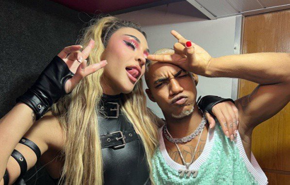 Assumiu? Pabllo Vittar chama pagodeiro baiano de namorado em festa