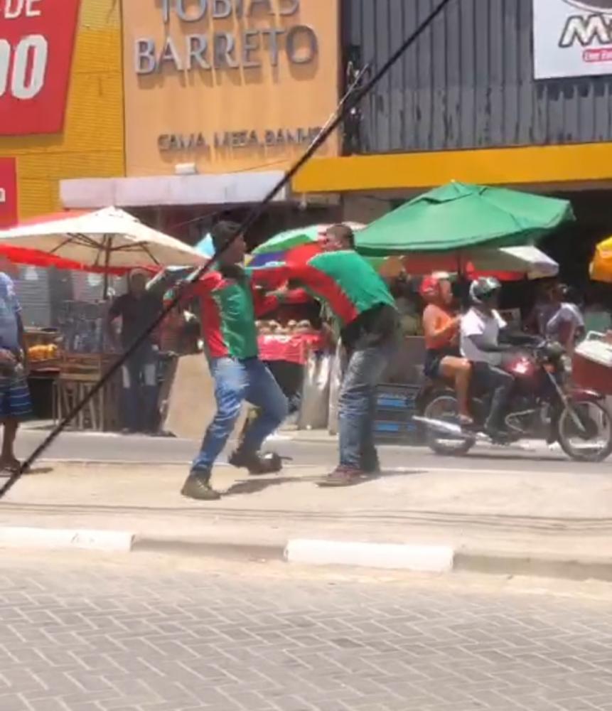 Vídeo: Motoboys trocam socos na Marechal, em Feira de Santana