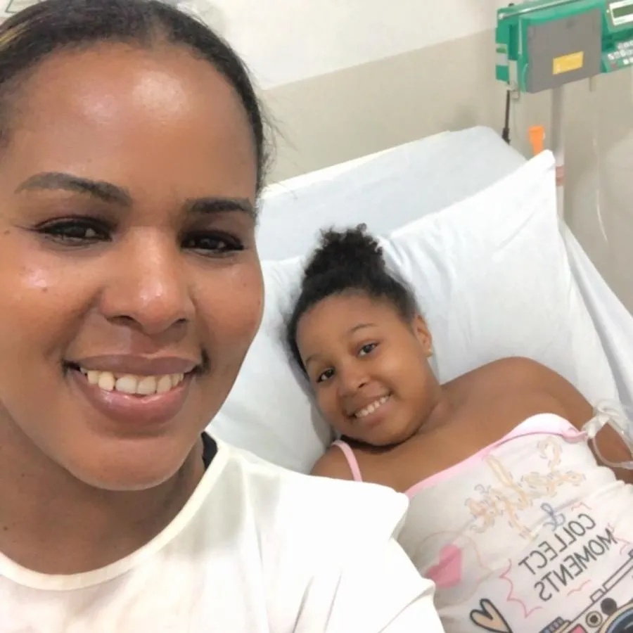Lidiane Ribeiro acompanha a sua filha, Allyce Ribeiro, no hospital | *Foto cedida pela mãe e responsável, Lidiane Ribeiro