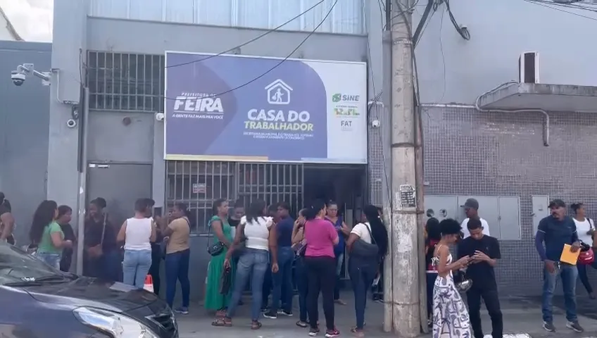 Casa do Trabalhador em Feira de Santana registra grande movimento nesta segunda (24), após anúncio de mais de 100 vagas de emprego